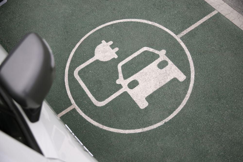 Spain Urges EU to Maintain 2035 Combustion Engine Ban Amid Industry Pressure